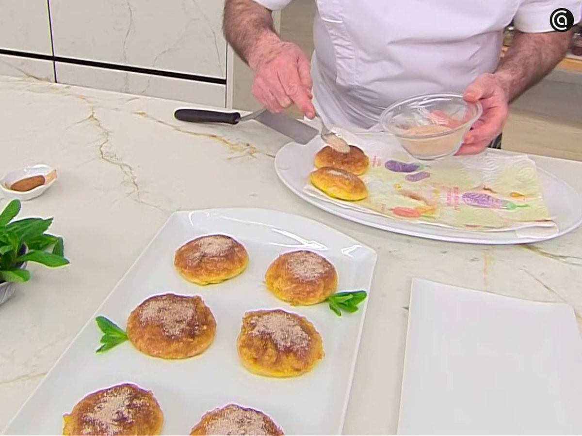 Espolvorea las mini torrijas y sirve