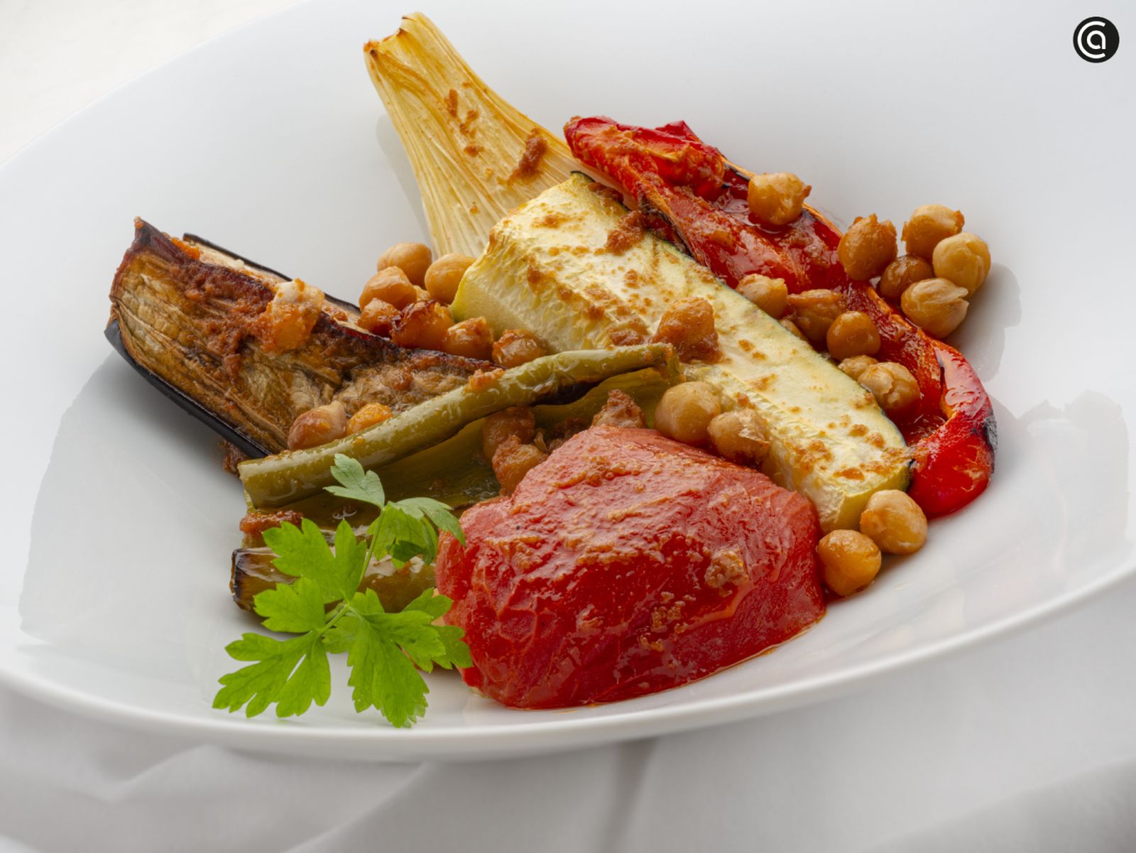Verduras con garbanzos al horno con aderezo de especias