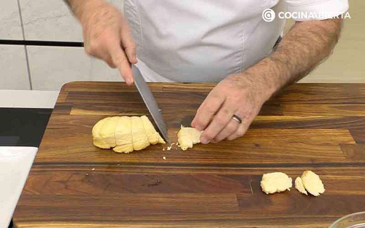 Corta la pechuga de pollo escabechado