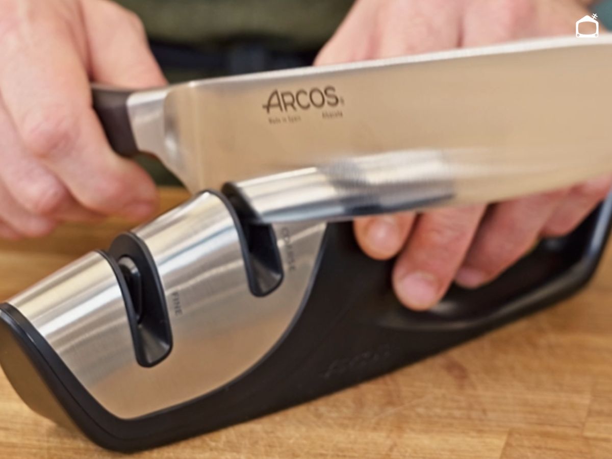 El afilador multiángulo de Arcos permite recuperar el filo del cuchillo en pocos segundos y sin esfuerzo.