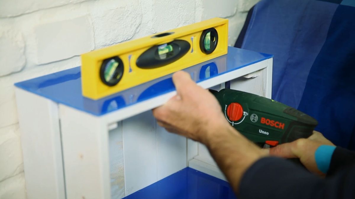 Hacer una mesilla de noche con una caja de madera paso 9