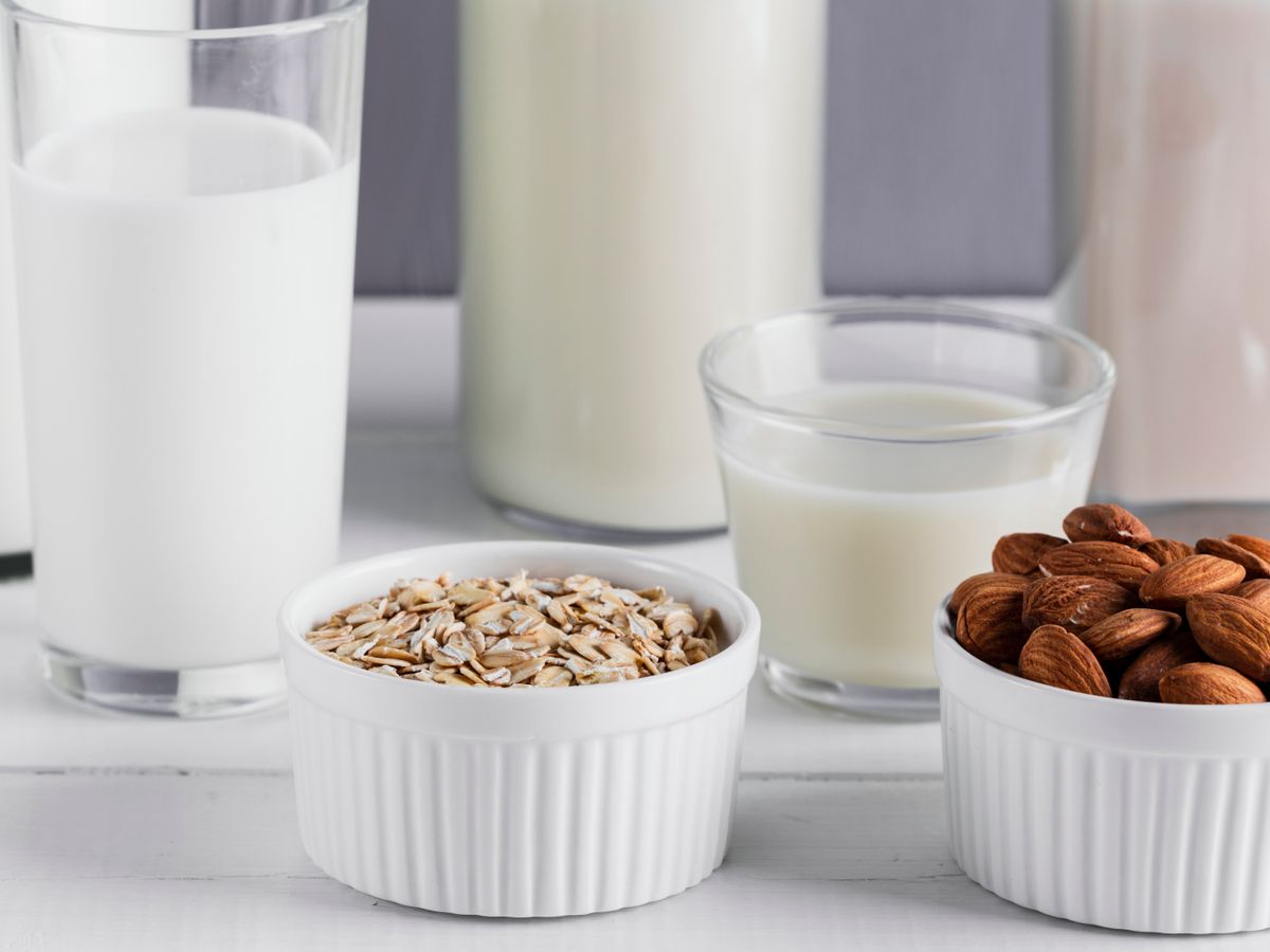 Avena y almendras, ingredientes base para preparar leches vegetales caseras y saludables.
