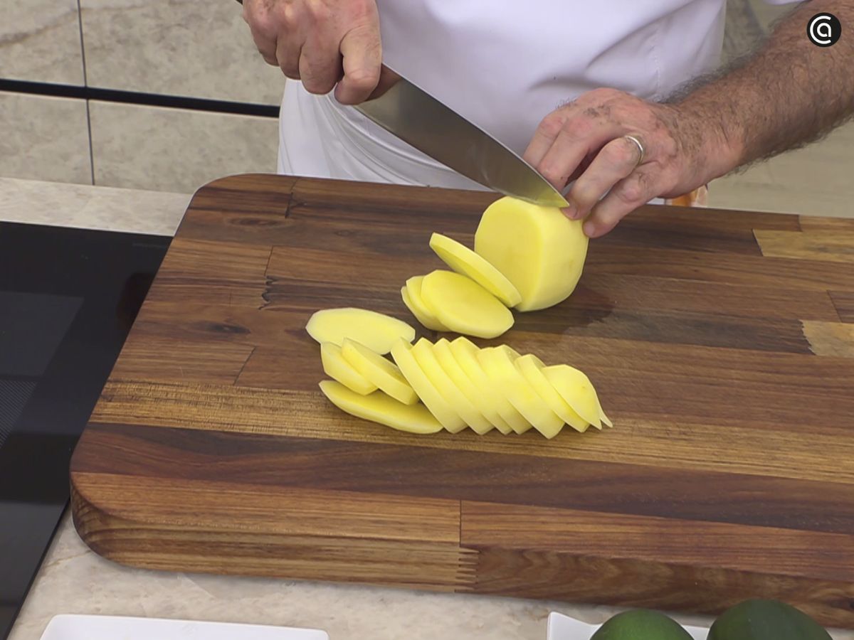 Corta las patatas en rodajas no muy gruesas