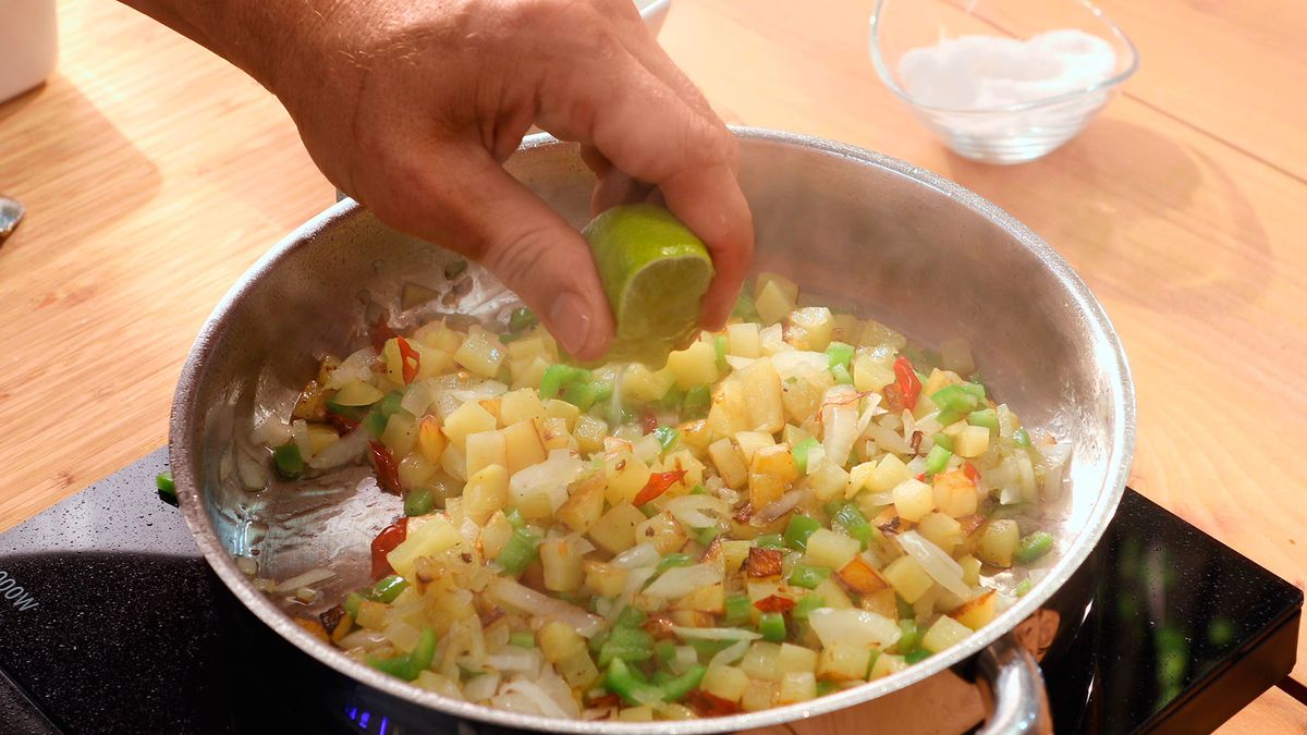 Sartén de patatas, huevos y aguacate   Paso 4