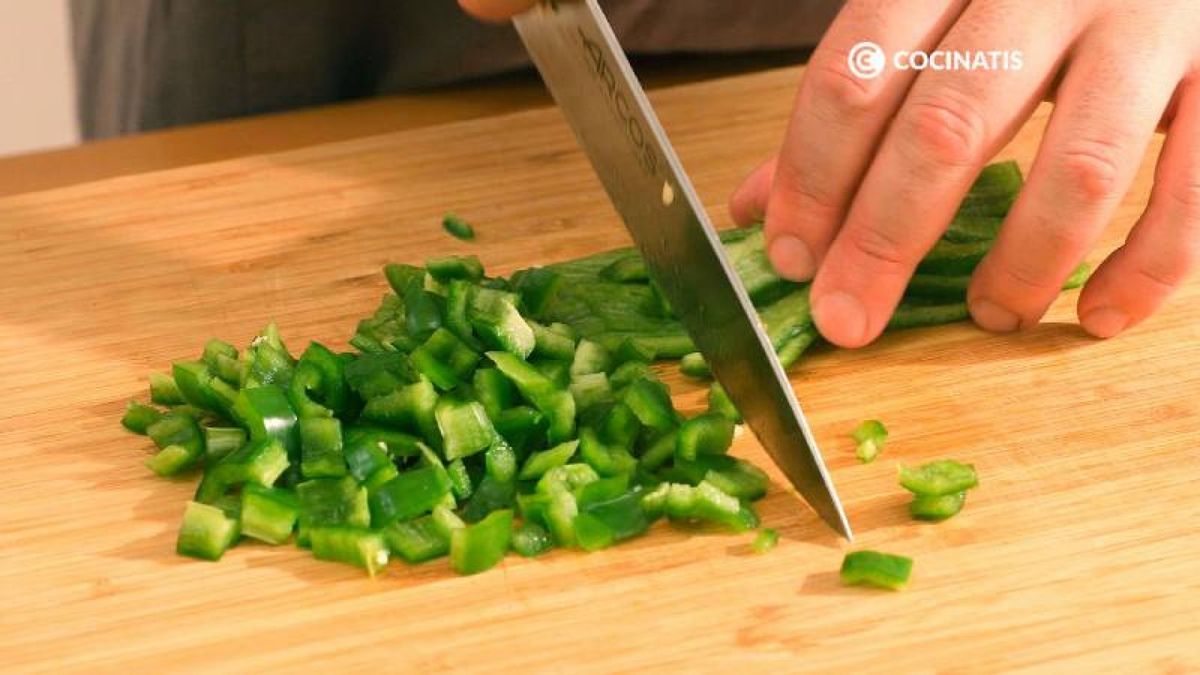 Pica las verduras y el jamón en trocitos