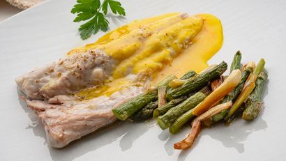 Pargo al azafrán con espárragos y ajetes, receta de Karlos Arguiñano