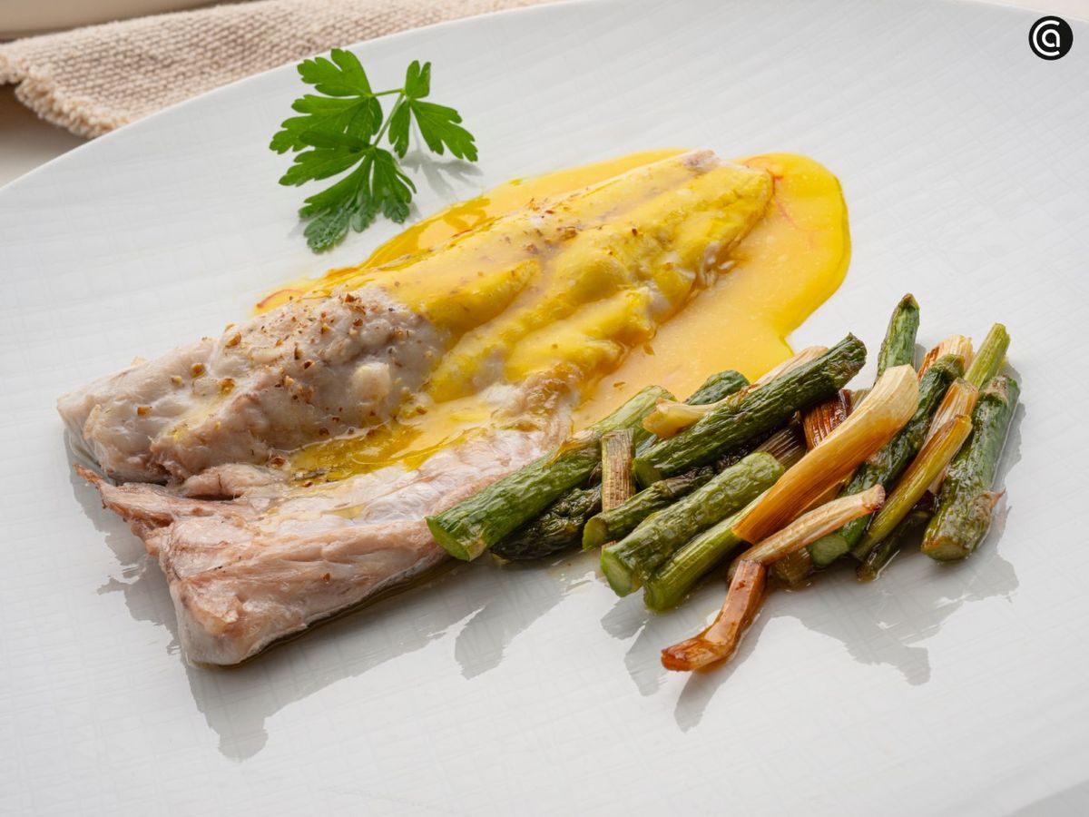 Pargo al azafrán con espárragos y ajetes, receta de Karlos Arguiñano