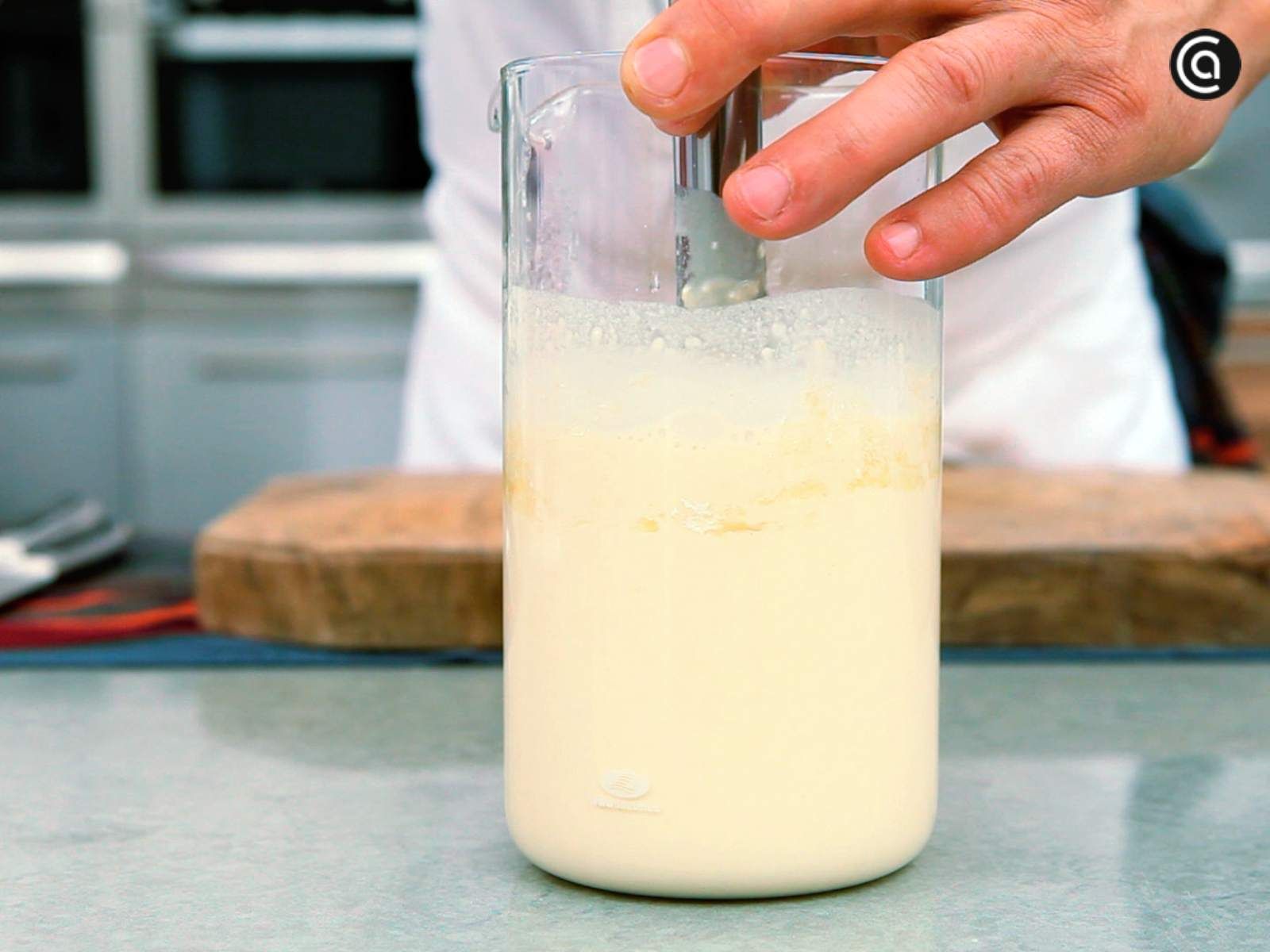 Triturar la mezcla con la batidora Triturar la mezcla con la batidora