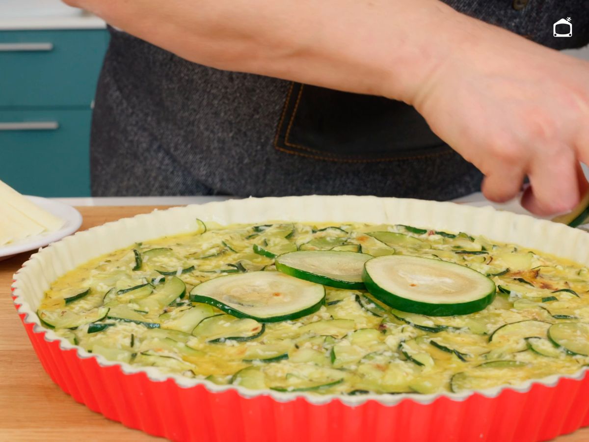 Añade el relleno a la masa y decora