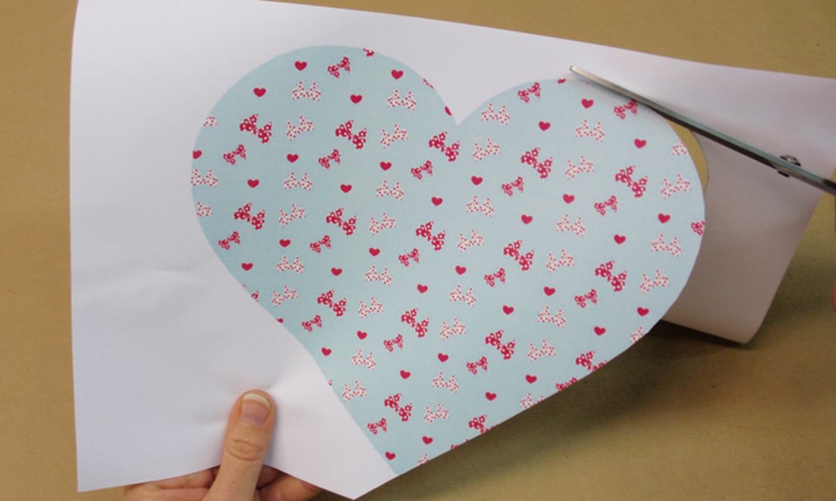 Hacer un sobre con un corazón para San Valentín paso 1