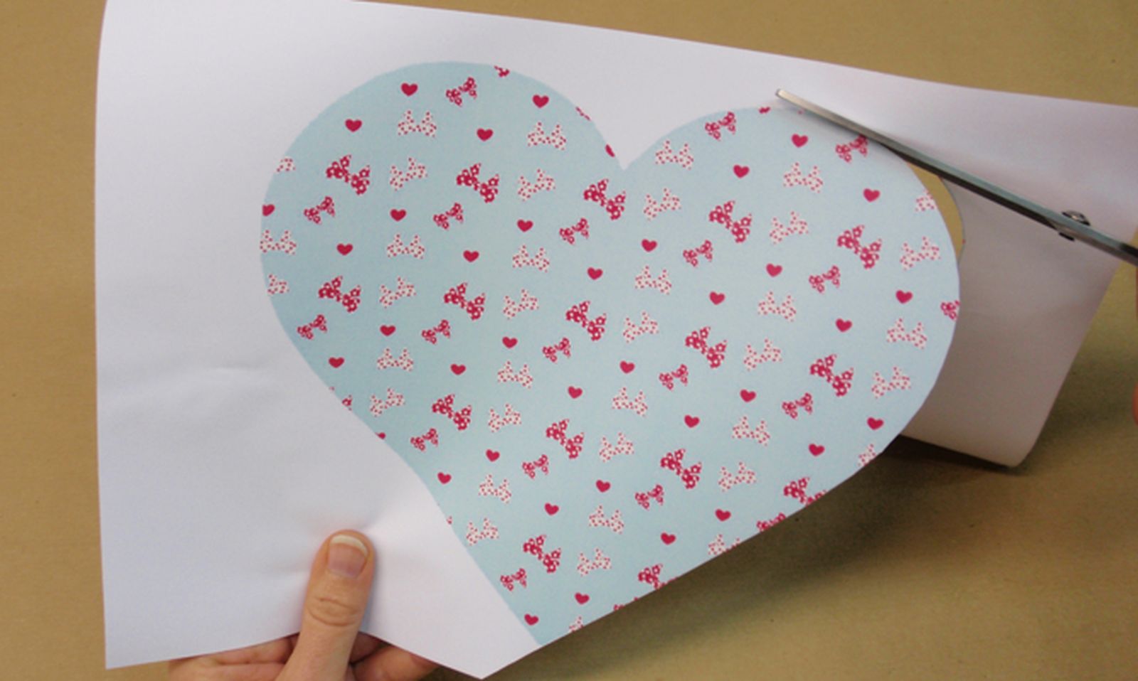 Hacer un sobre con un corazón para San Valentín paso 1 Hacer un sobre con un corazón para San Valentín paso 1