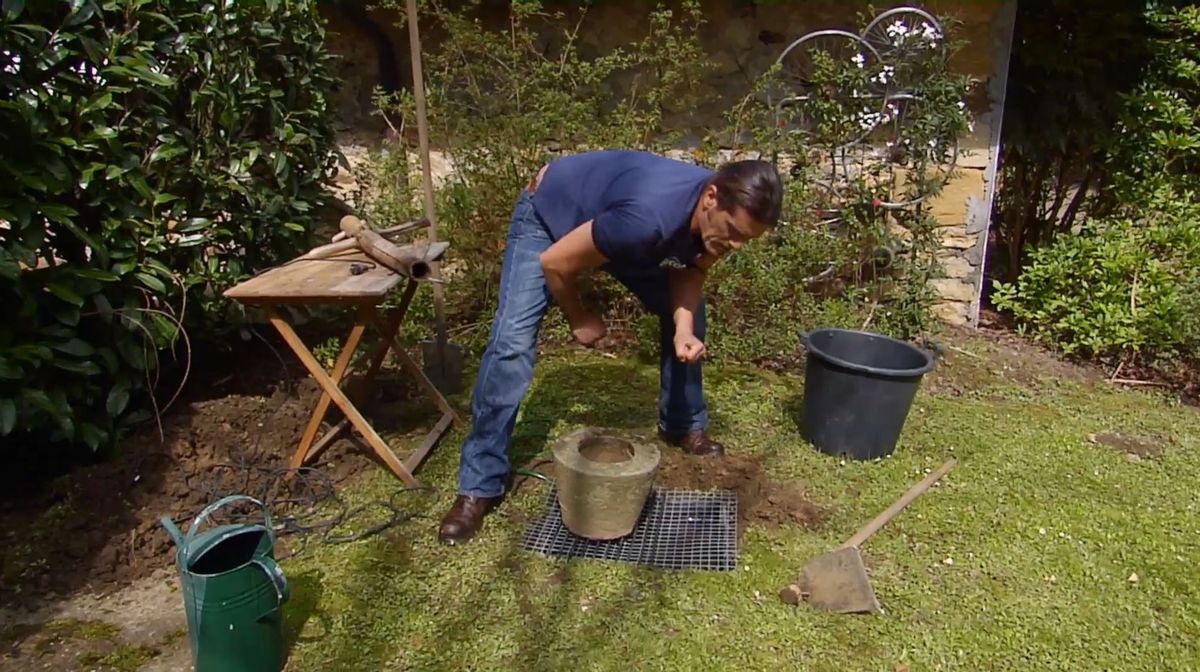 Colocar una fuente japonesa de bambú en el jardín paso 4