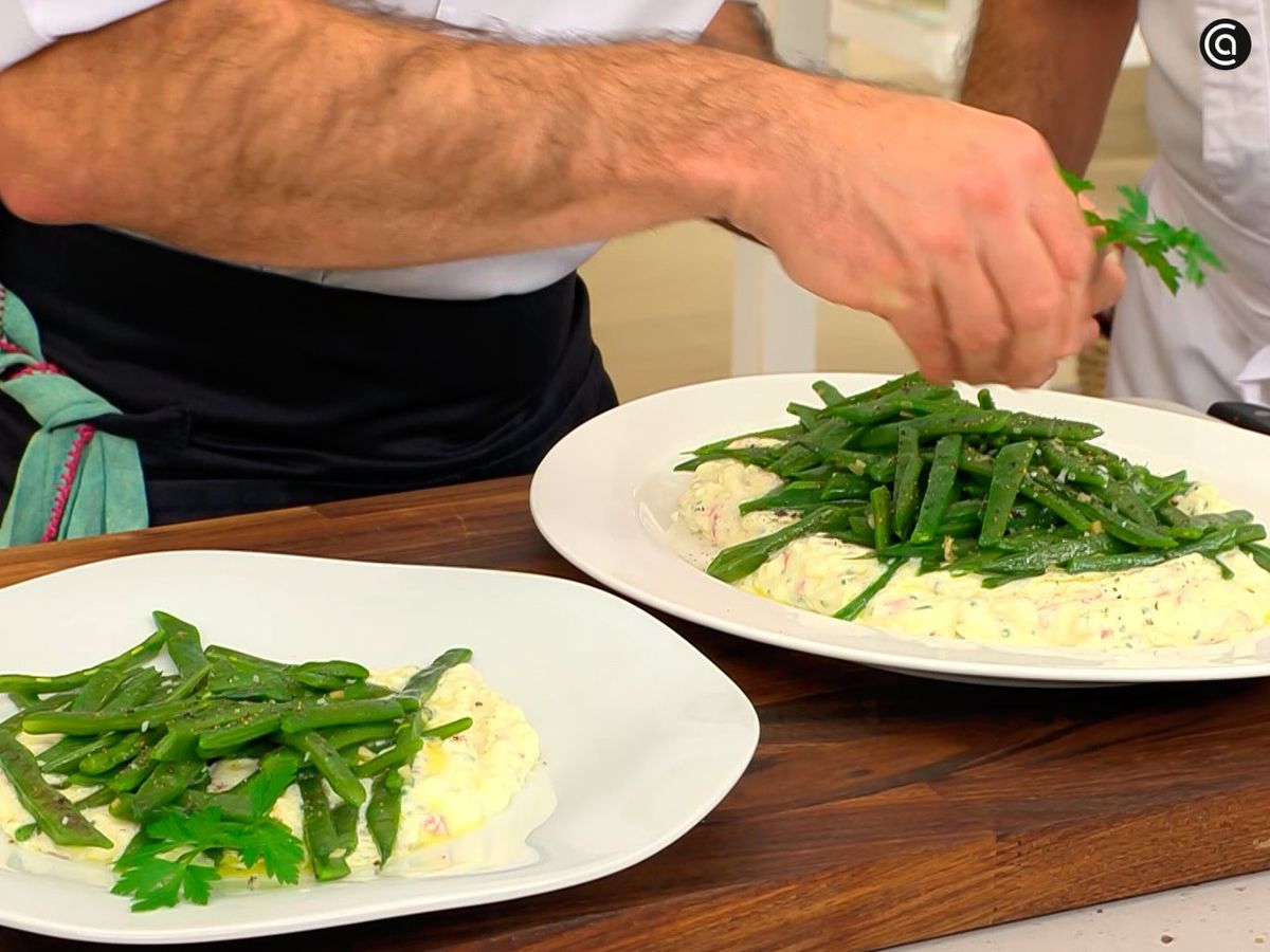 Sirve las vainas salteadas sobre una base de crema de queso y jamón
