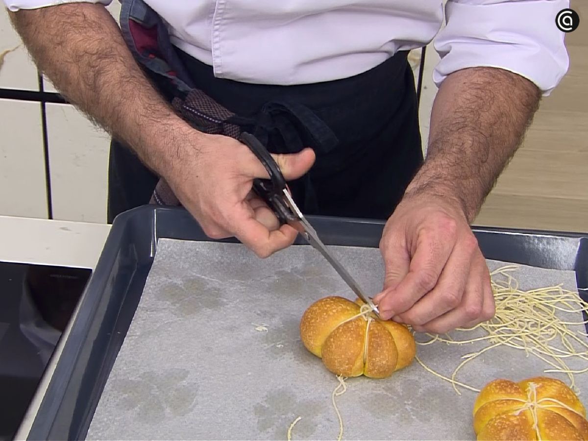 Corta los hilos de los bollos de calabaza ya dorados