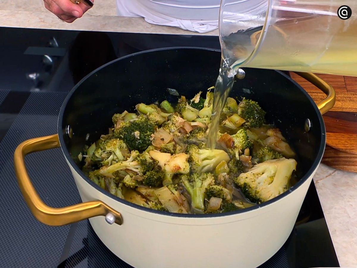 Añadir el caldo para hacer la crema de brócoli con palomitas de maíz
