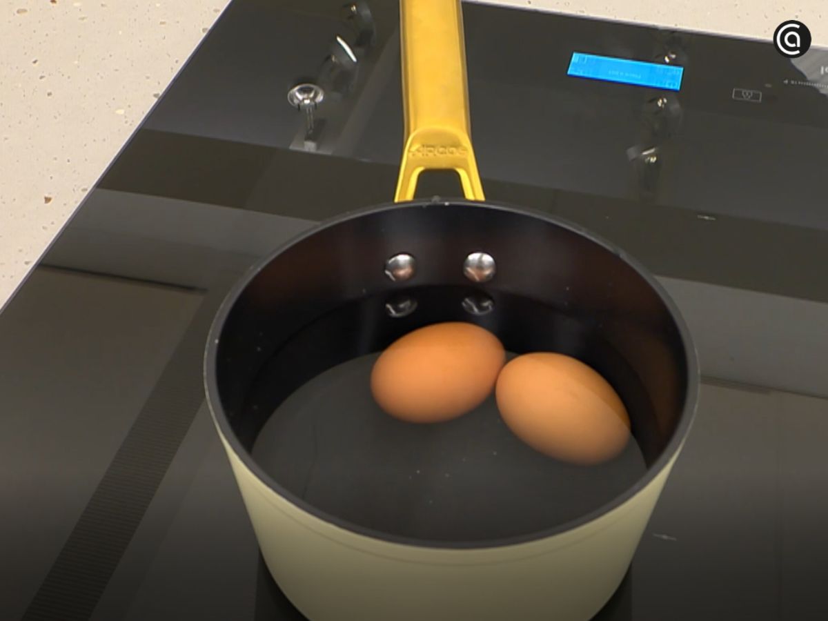 Los huevos se cuecen y se enfrían antes de incorporarlos a la masa.