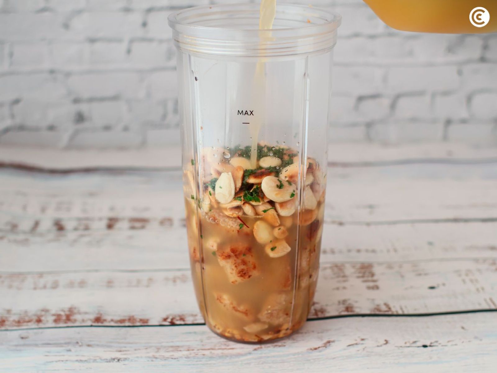 Triturar los ingredientes de la sopa de almendras vegana con la mitad del caldo