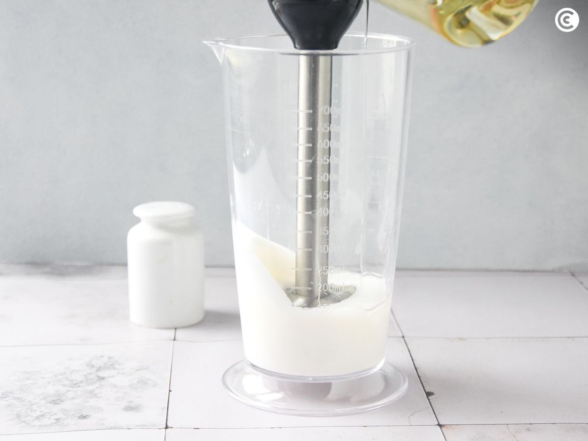 Batir la leche con el aceite para hacer la lactonesa