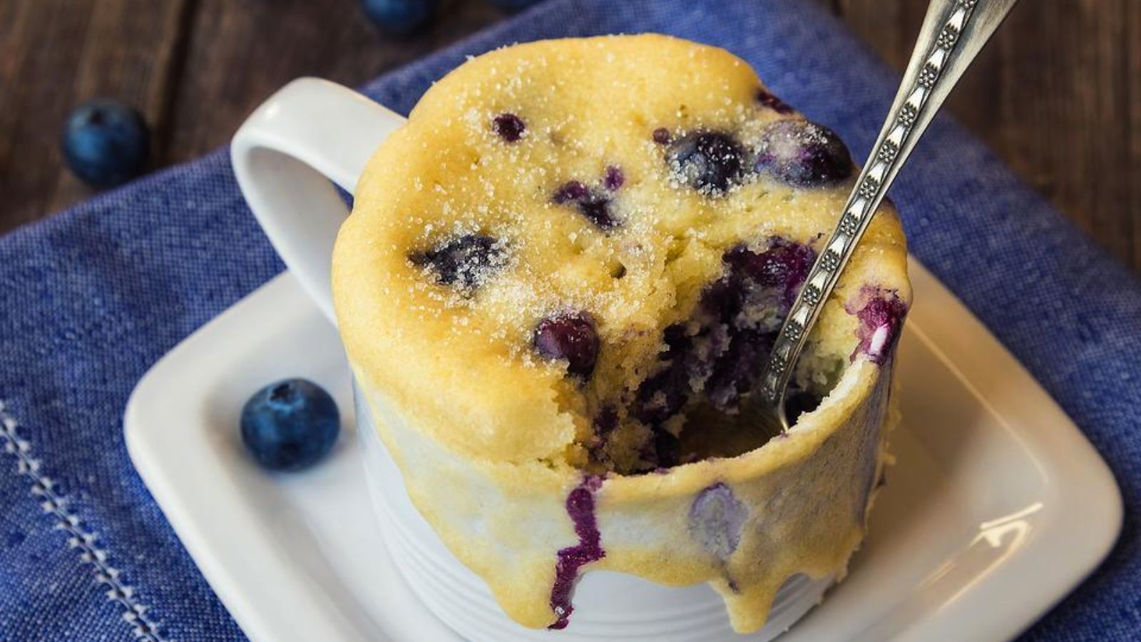 Mug cake de yogur y arandanos Mug cake de yogur y arandanos