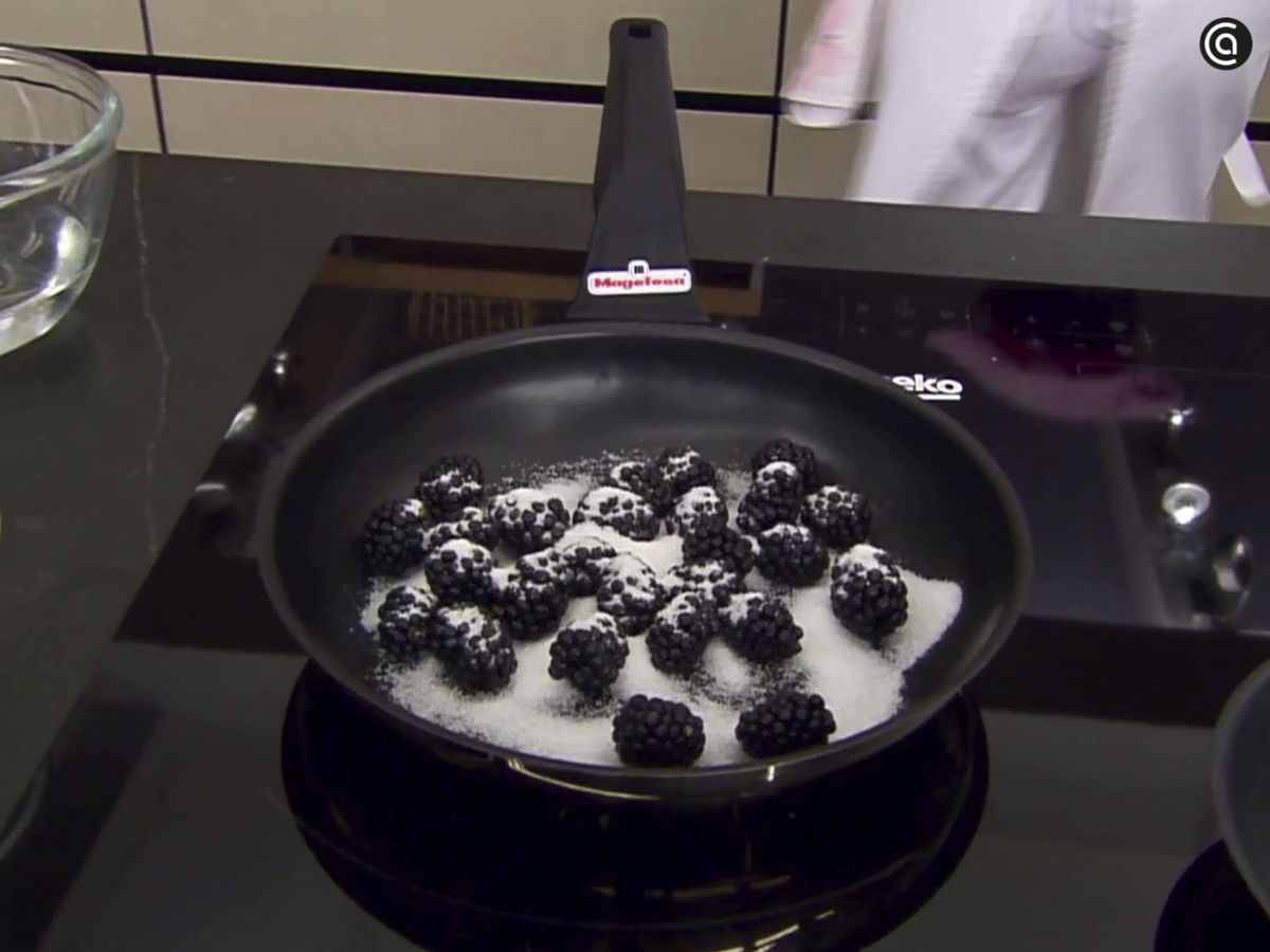 Cocina las moras con el azúcar