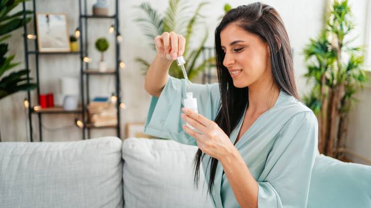 aplicar serum con acido salicilico en el rostro