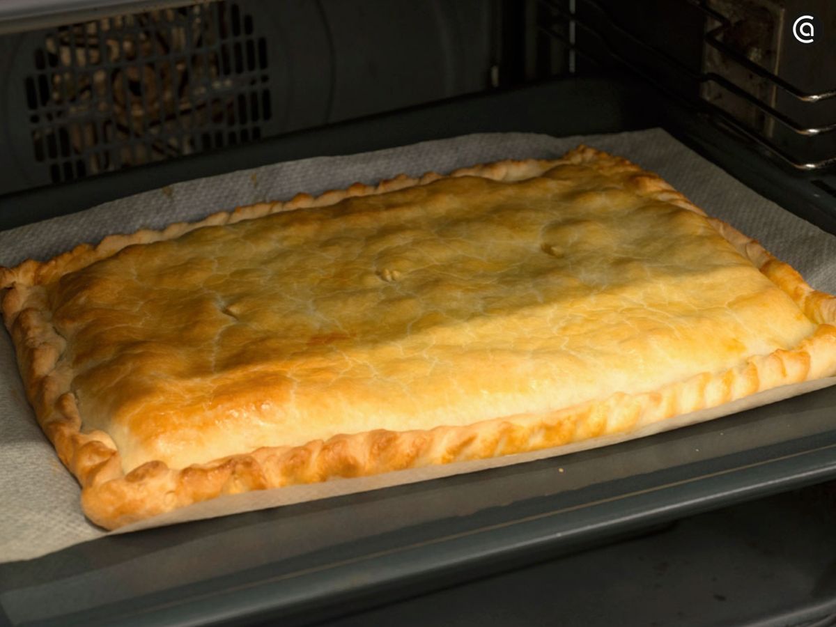 Rellena la empanada, hornéala y sirve con la salsa de pimiento