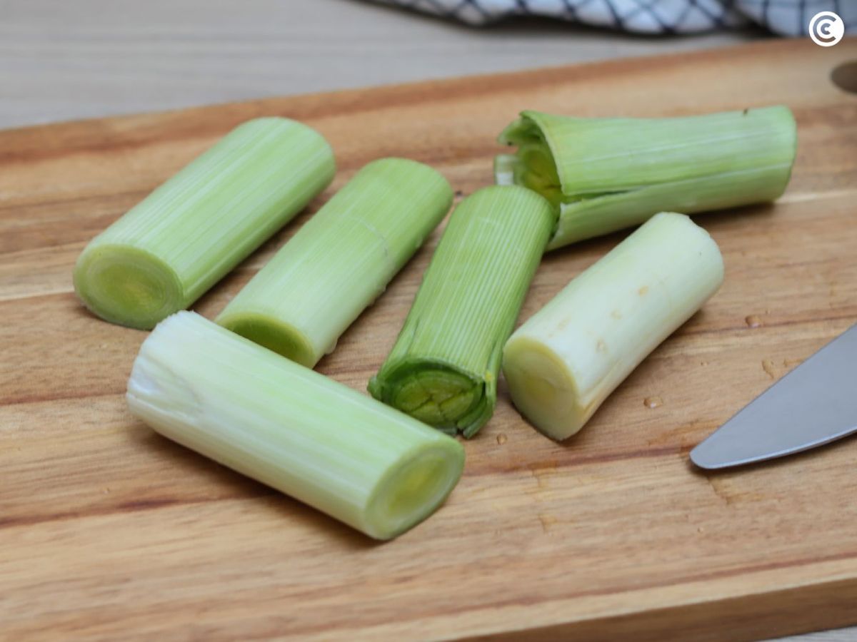 Cortar los puerros para hacerlos confitados