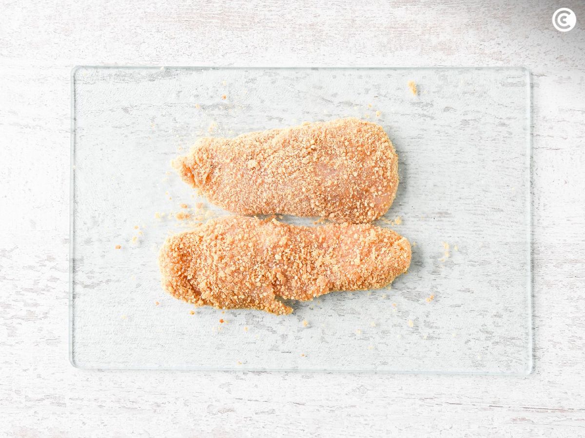 Empanar los filetes de pollo