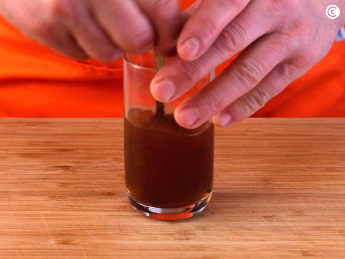 Diluye el miso en agua