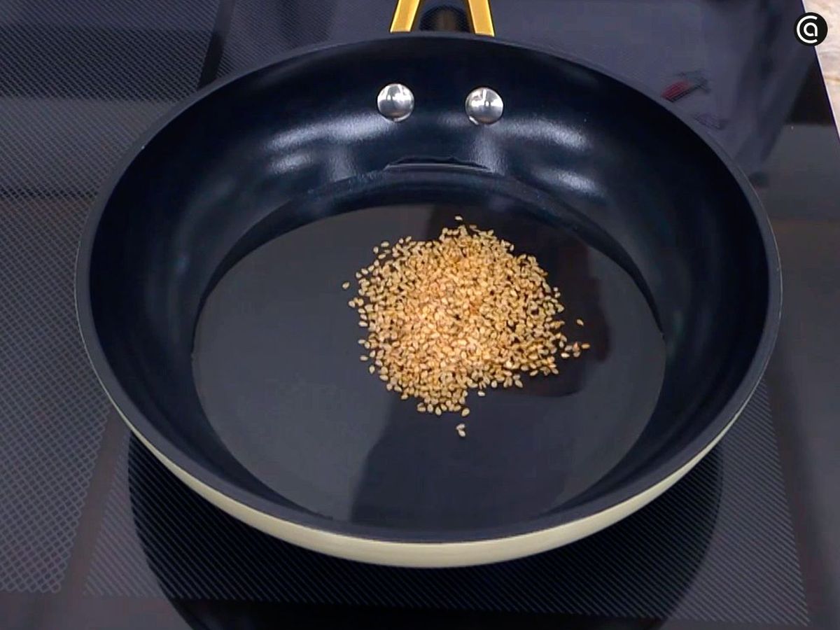 Calentar el sésamo para aromatizar las tortitas de azúcar y canela de la abuela Lola