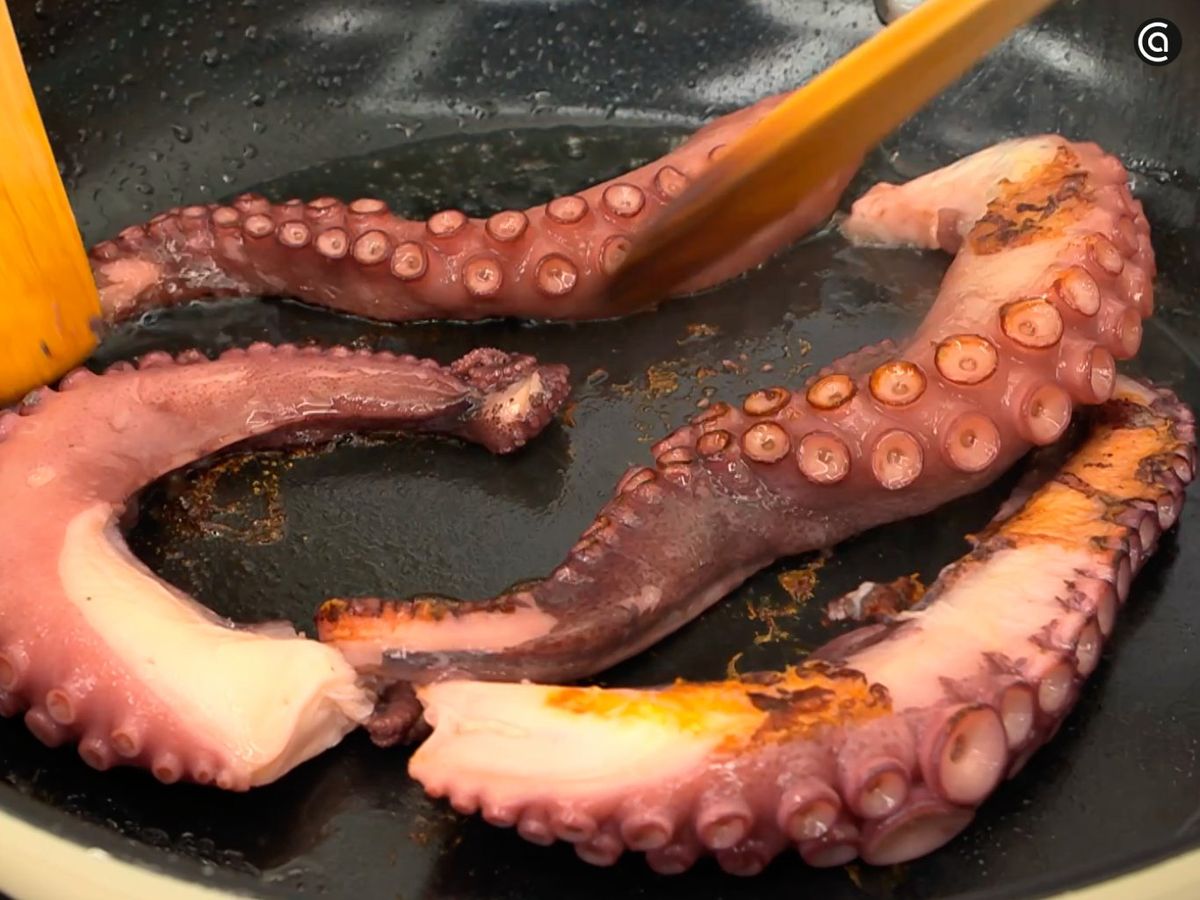 Cocina las patas de pulpo a fuego medio en una sartén