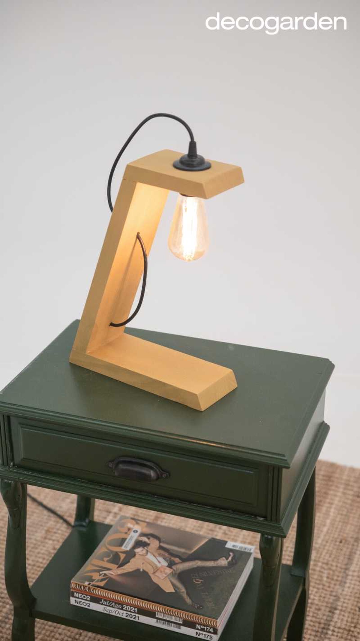 Lámpara de mesa de madera.