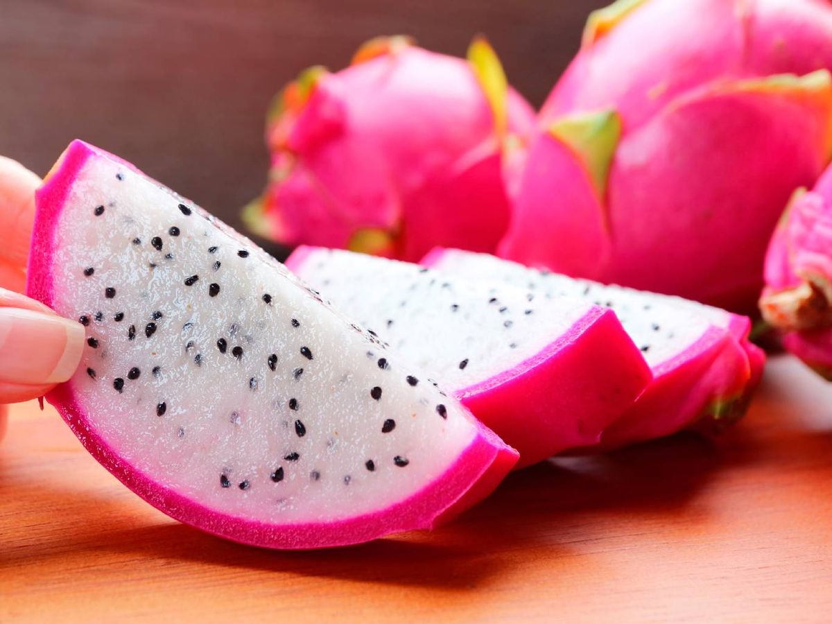 Se come solo la pulpa, que puede ser blanca, roja o rosada dependiendo de la variedad