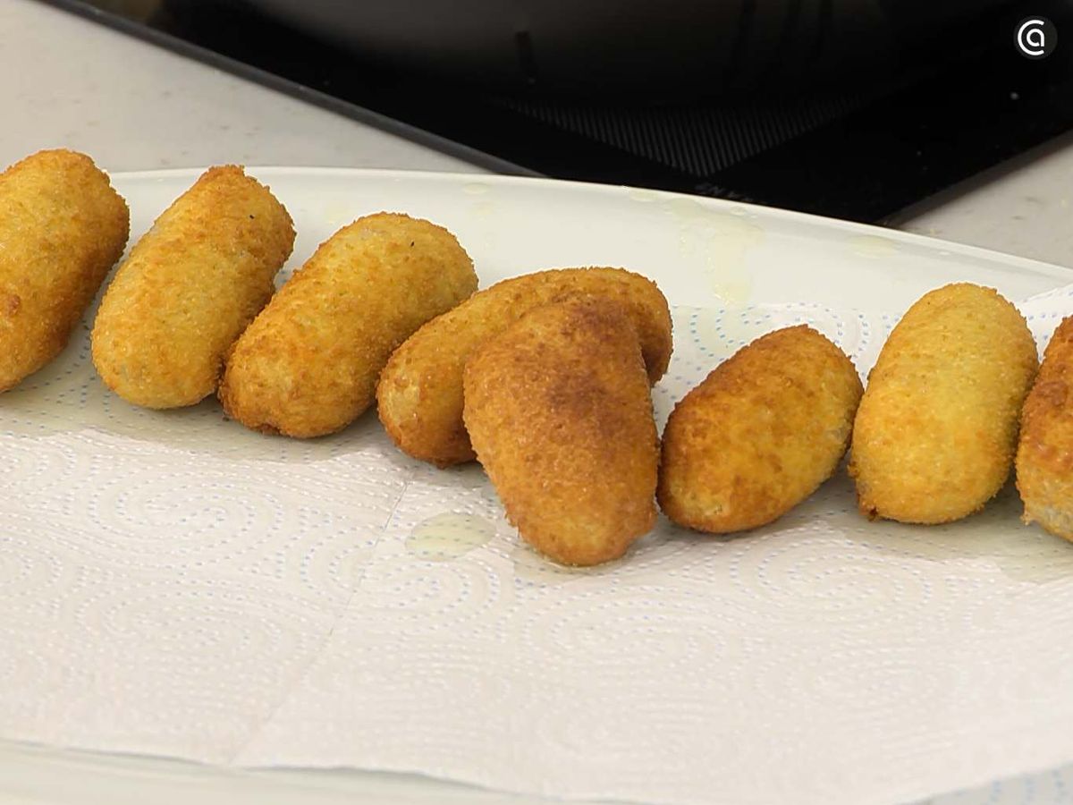Croquetas en un plato