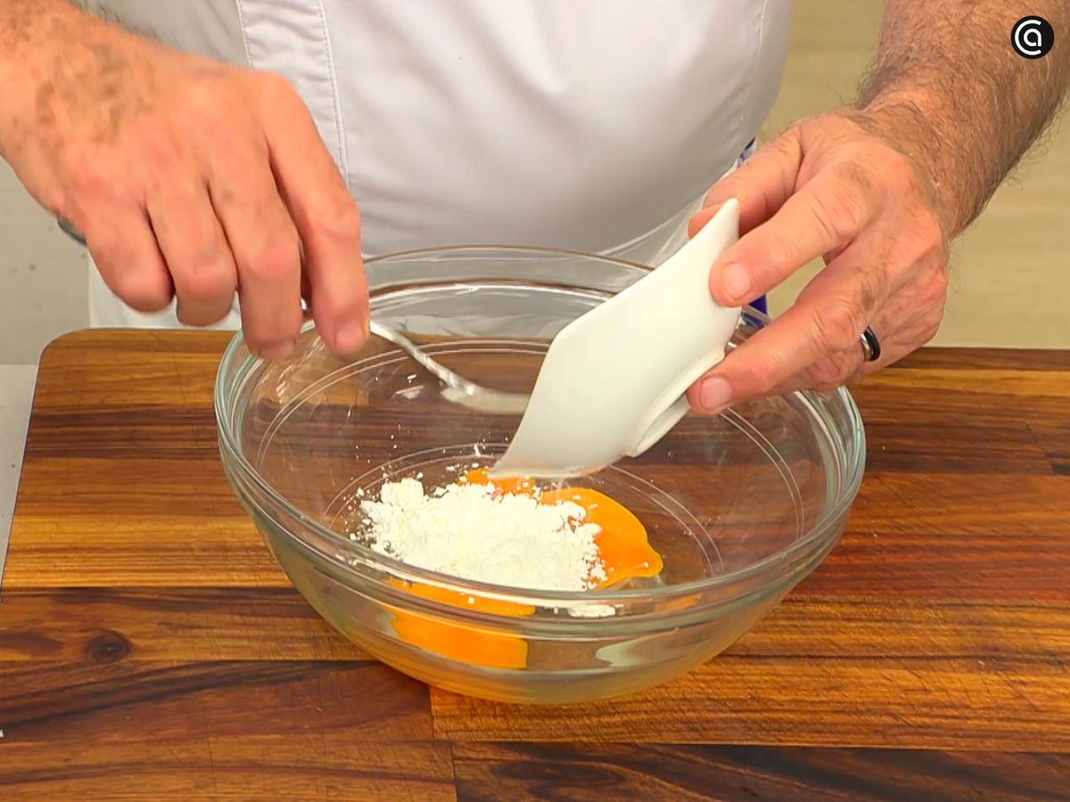 Mezcla la harina de maíz refinada con el huevo