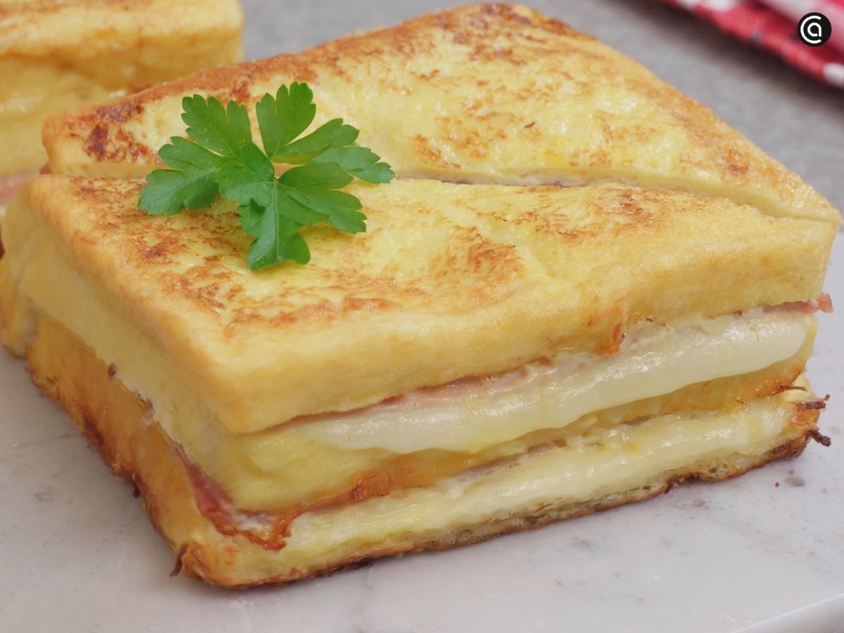 Sirve el sándwich Montecristo caliente para disfrutar de su textura crujiente y cremosa