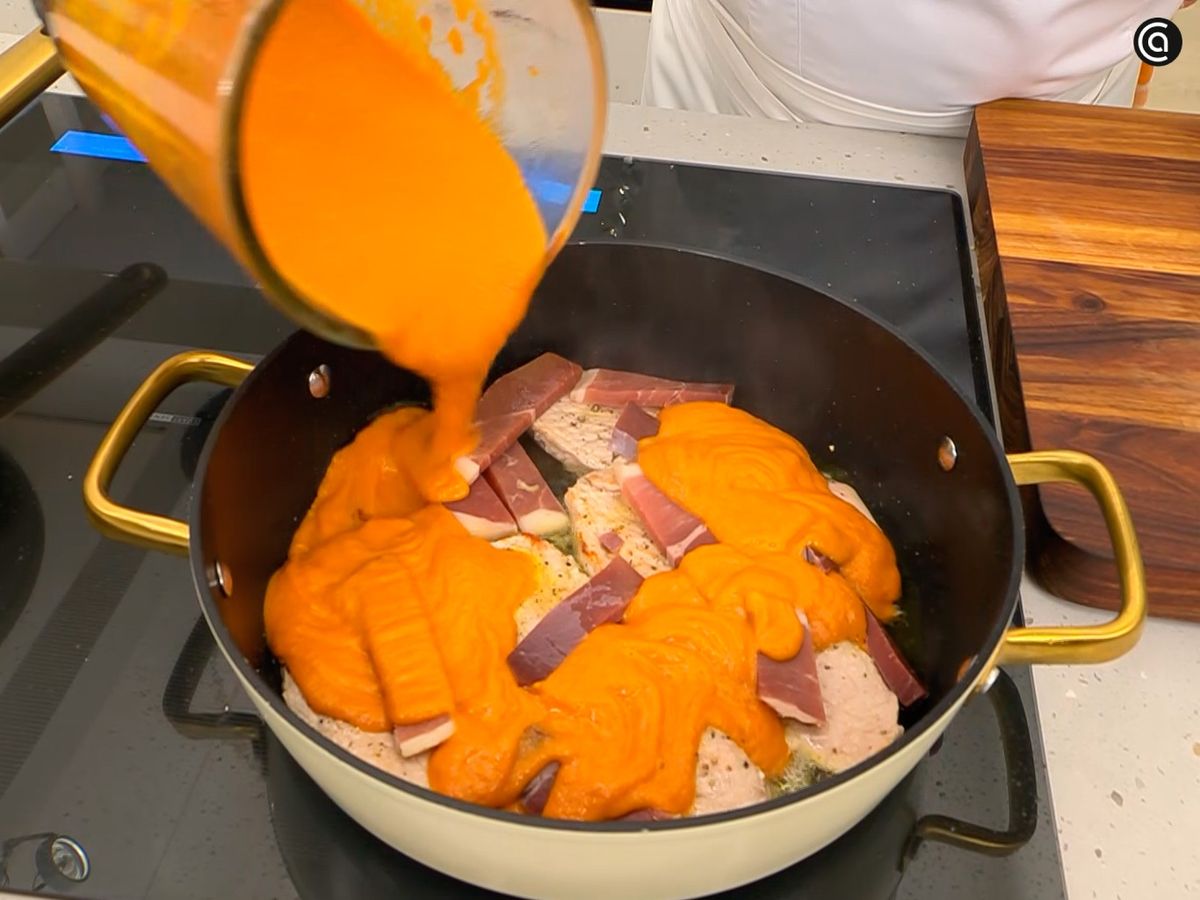 Vierte la salsa de tomate por encima