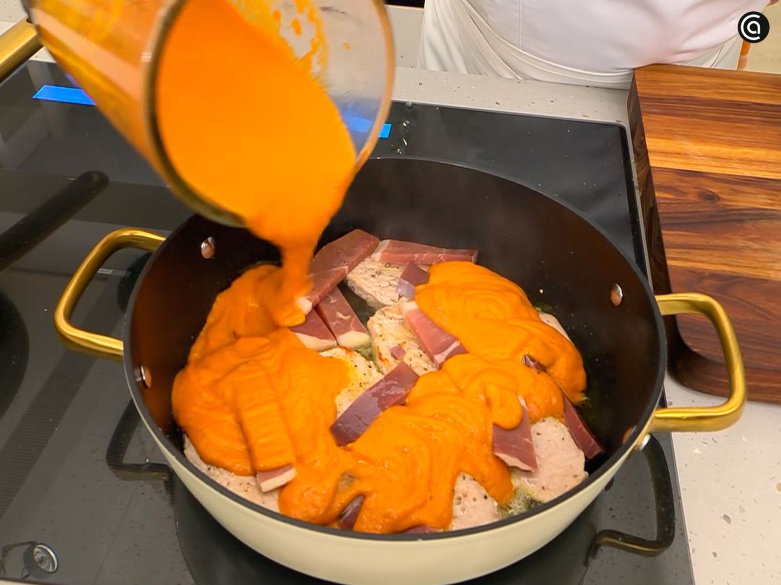 Vierte la salsa de tomate por encima Vierte la salsa de tomate por encima