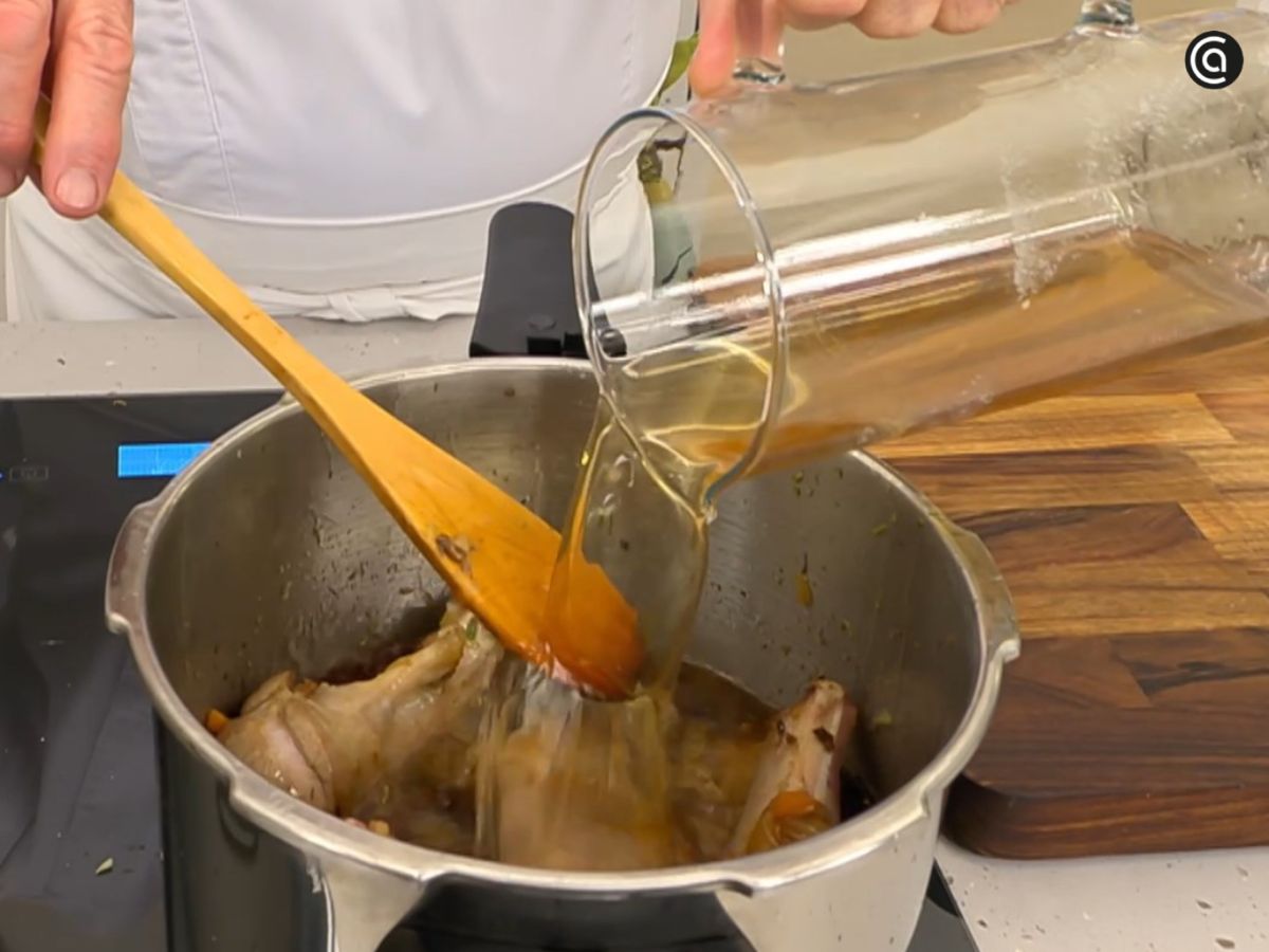 Después de desglasar con el vino tinto los jarretes se cubren con caldo.