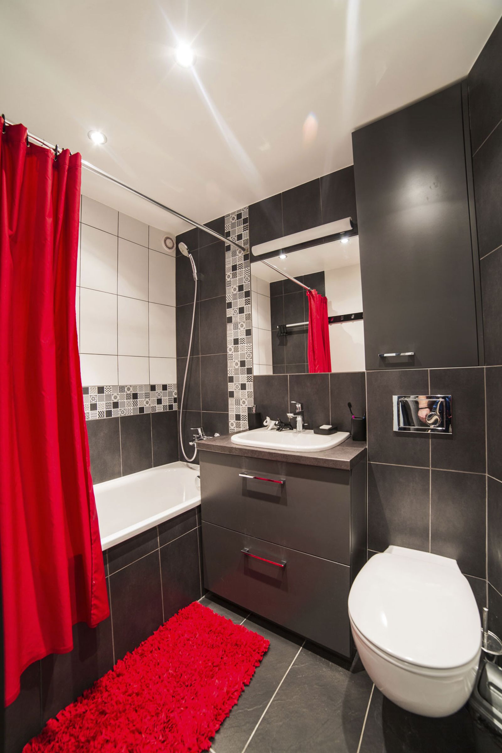 Decorar el baño en rojo y gris 1 Decorar el baño en rojo y gris 1