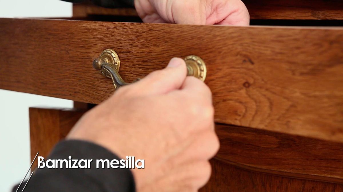 Barnizar mesilla de noche paso 7