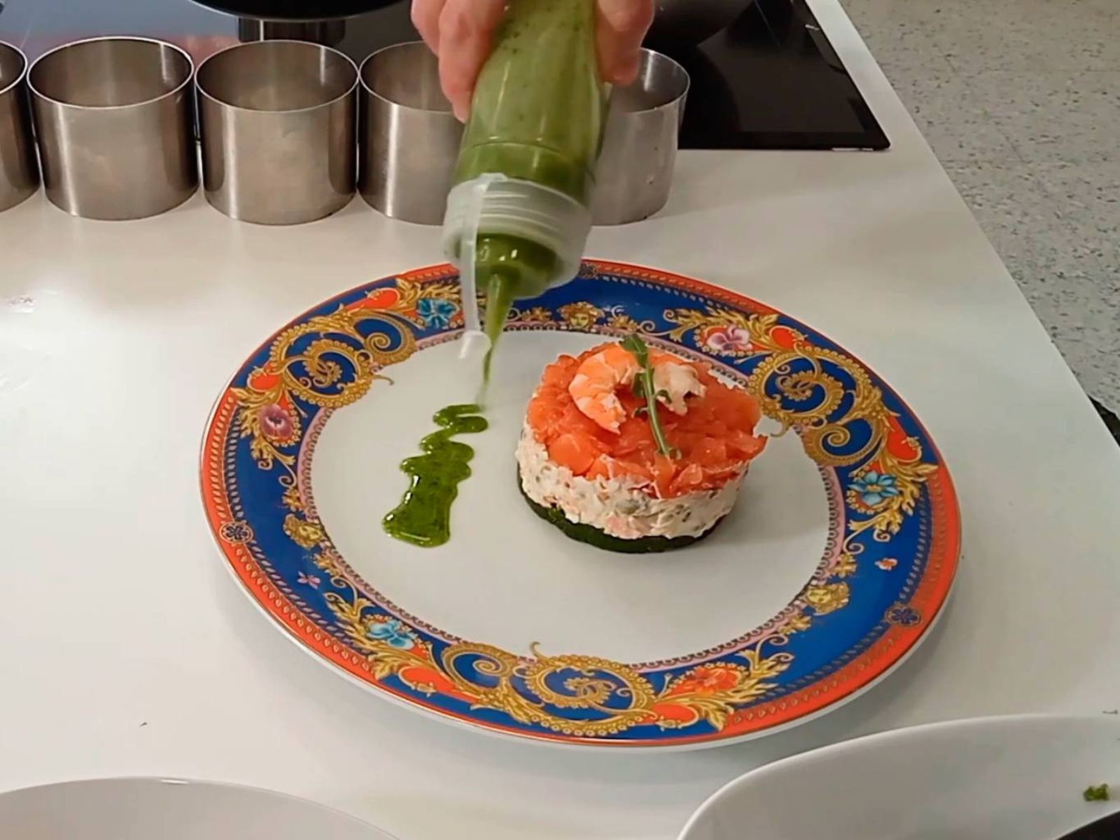 Elaboración de la receta de aros de salmón y gambas - paso 4 Elaboración de la receta de aros de salmón y gambas - paso 4