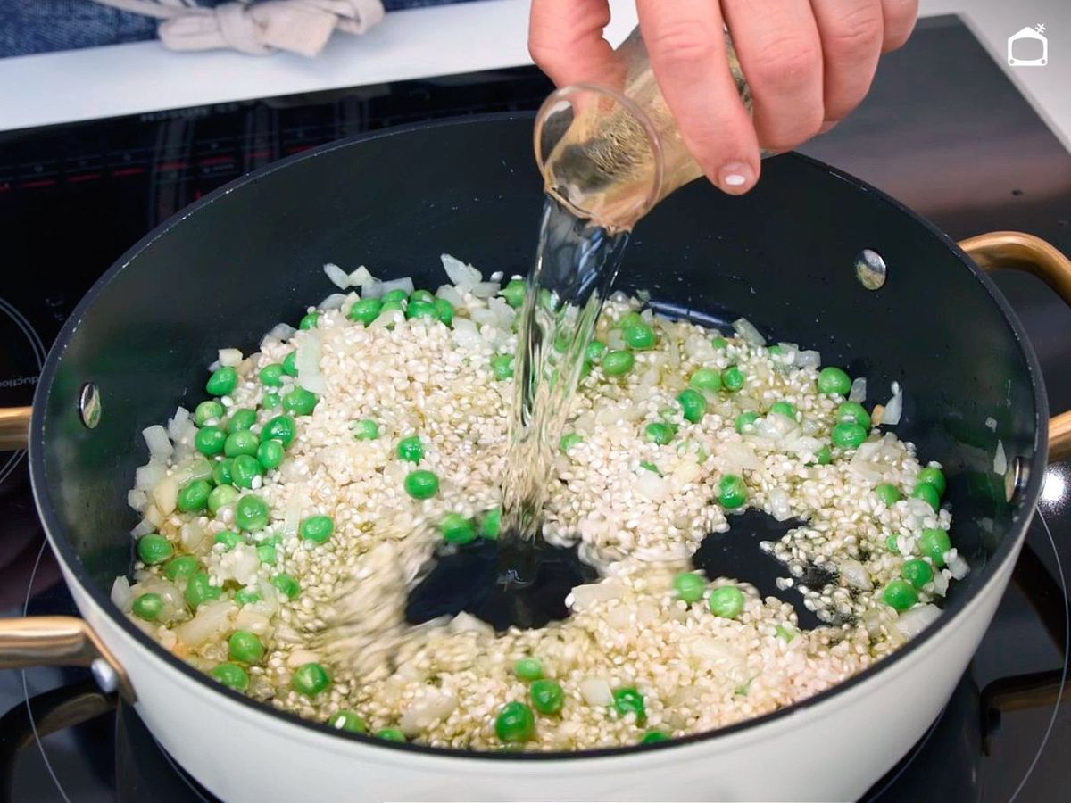 Añadir el vino para potenciar el sabor del arroz con mejillones