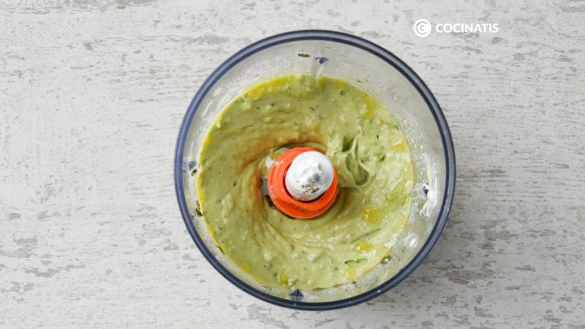 Mousse de aguacate hecho en la picadora