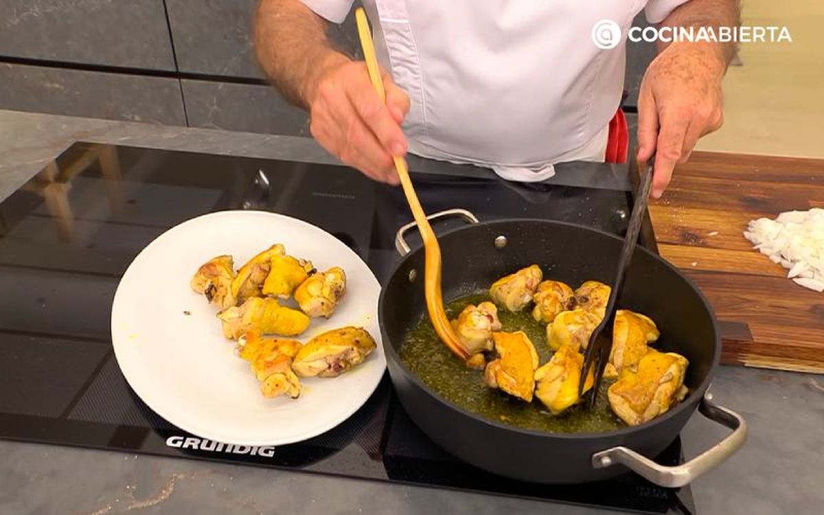 Una vez dorados, reserva los muslos de pollo