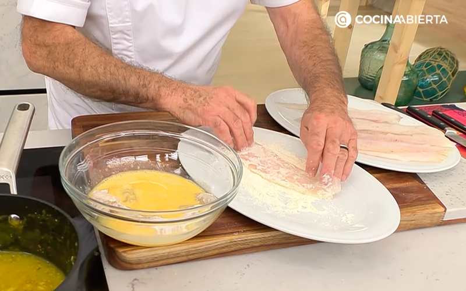 Pasa los filletes por harina y huevo batido