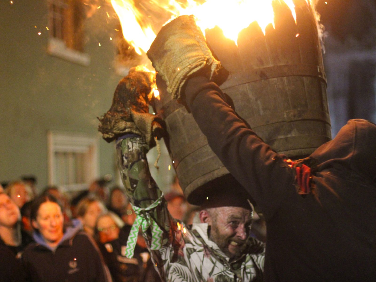 Un participante transporta un barril ardiendo durante la Bonfire Night, una de las celebraciones más antiguas y espectaculares del Reino Unido.
