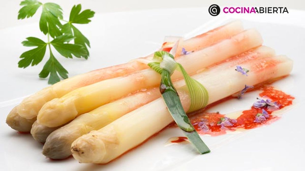 esparragos blancos frescos vinagreta frambuesas