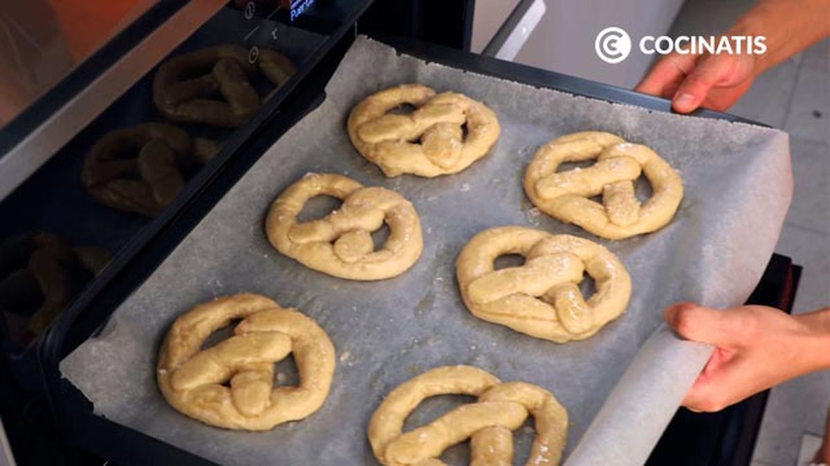 Pretzels o lazos de pan salados   paso 6