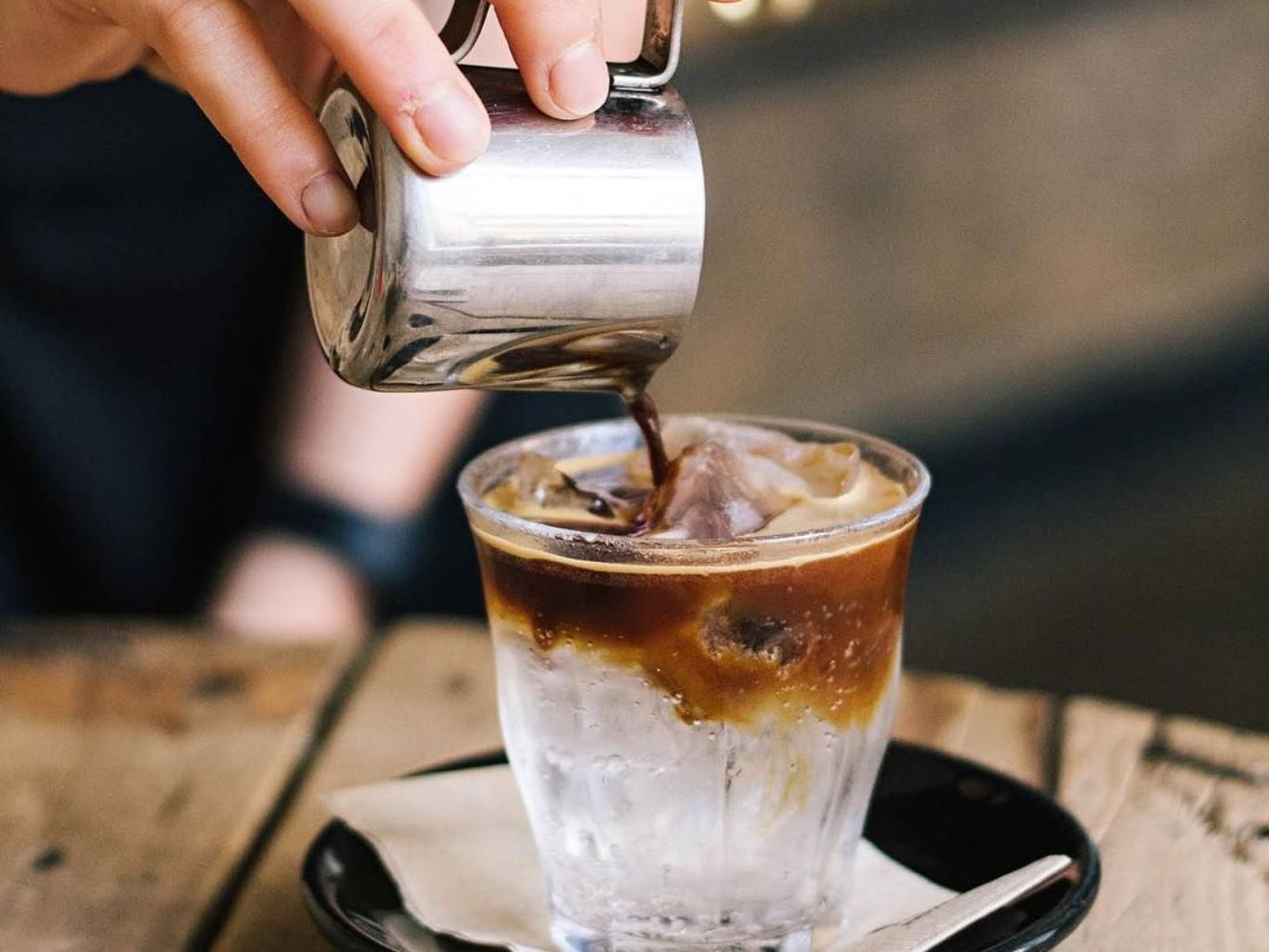 El espresso tonic, una bebida vibrante que mezcla lo mejor del café con la chispa de la tónica. El espresso tonic, una bebida vibrante que mezcla lo mejor del café con la chispa de la tónica.